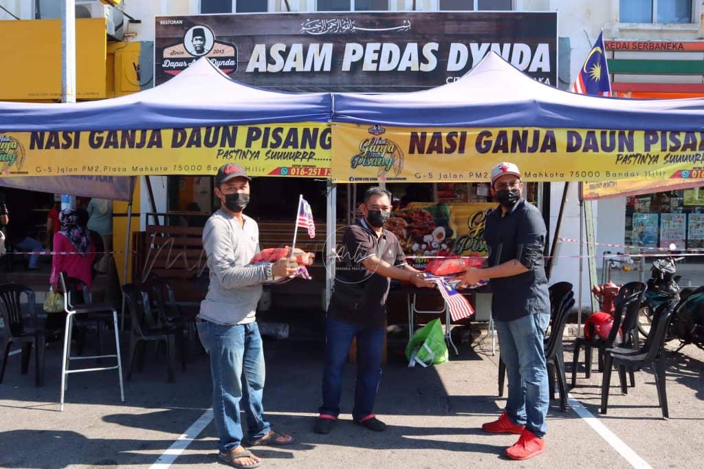 ‘Berkorban’ satu tan beras, telur dan bendera hayati kemerdekaan