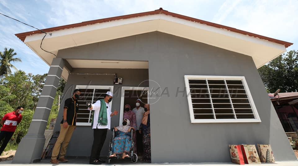 Sulaiman serah bantuan rumah baharu kepada mangsa kebakaran