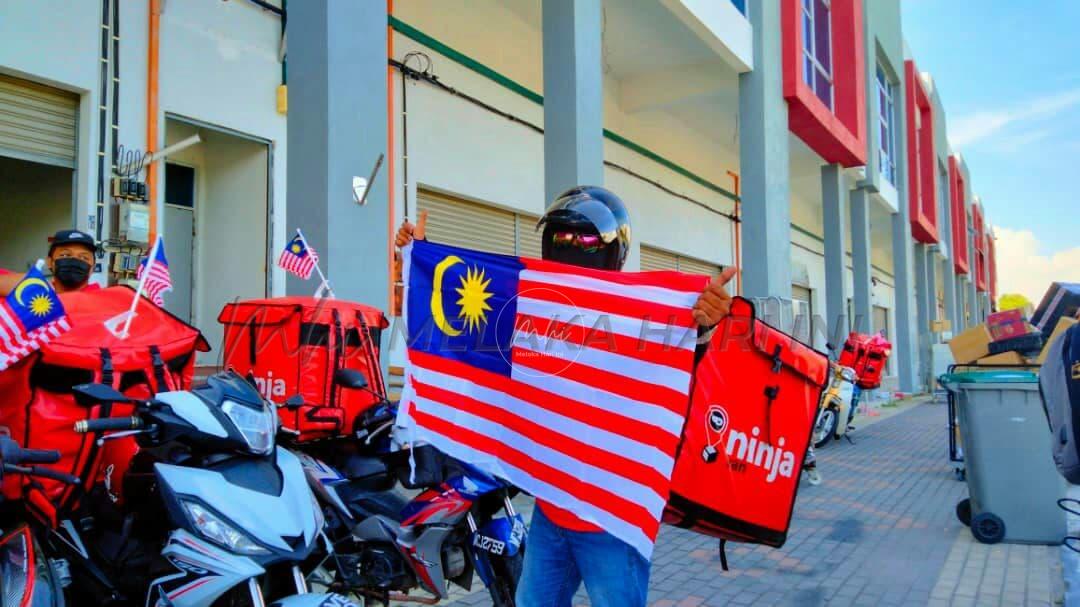 ‘Rider’, petugas kurier jadi duta kibar Jalur Gemilang