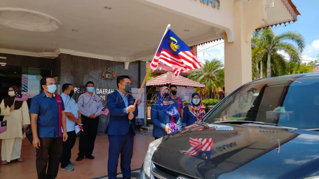 460 Jalur Gemilang diagihkan secara pandu lalu – JaPen Alor Gajah