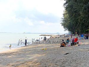 Berkelah pantai puteri