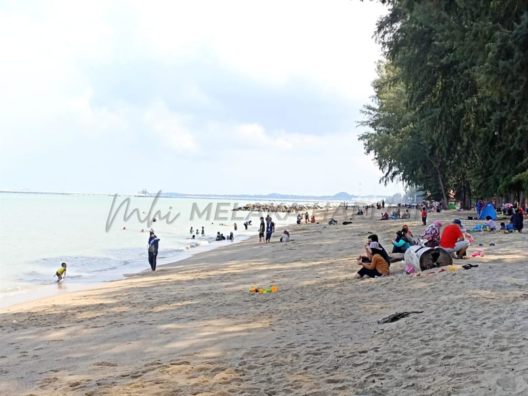 Orang Melaka ‘lepas rindu’ berkelah di Pantai Puteri