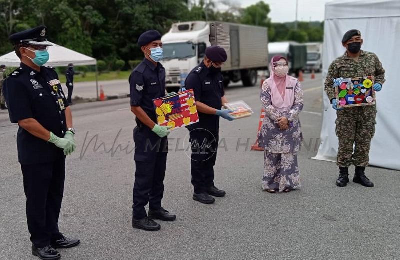 Murid tabika perpaduan zahir terima kasih kepada petugas barisan hadapan