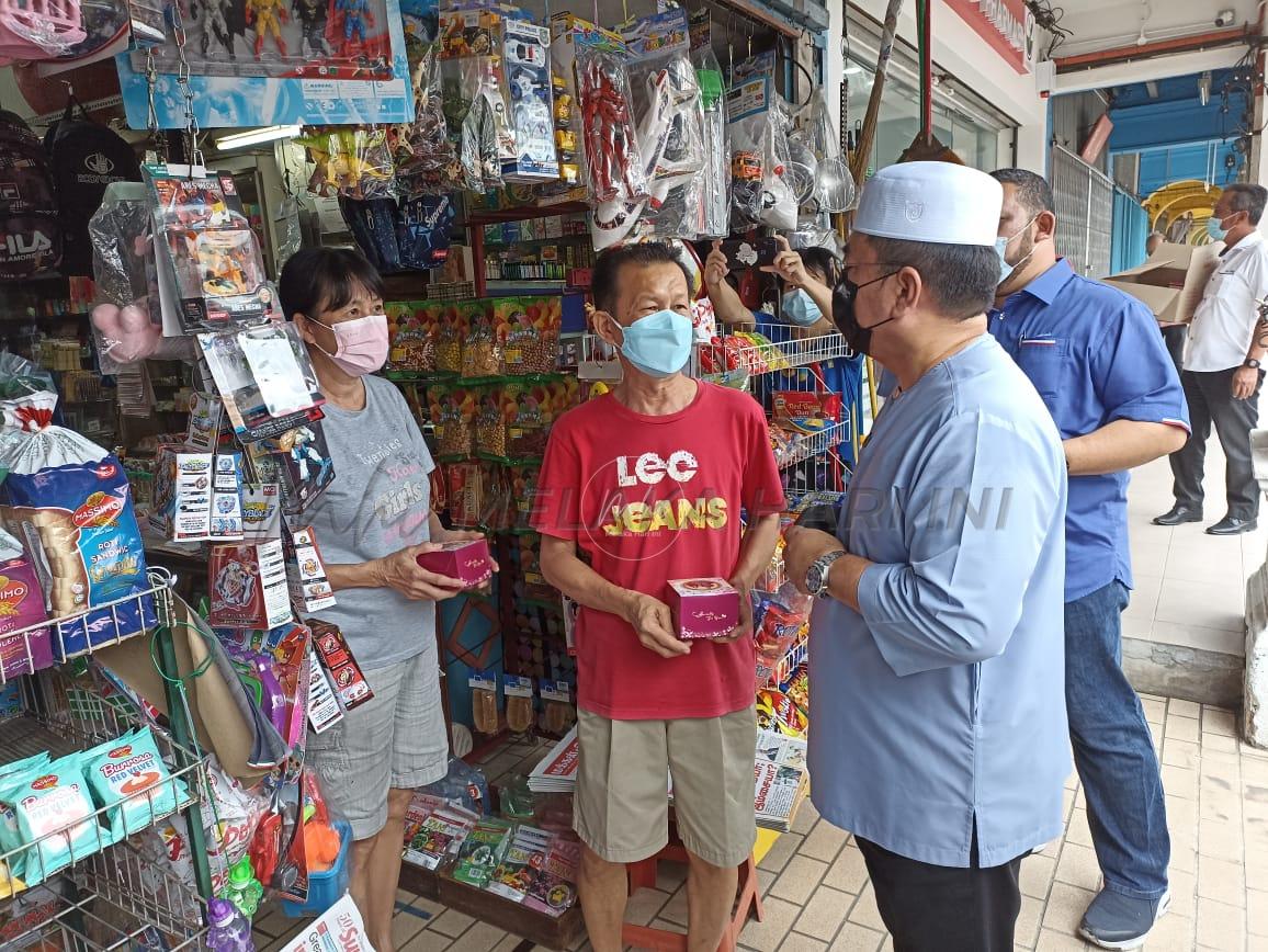 Sulaiman edar kuih bulan kepada masyarakat Tionghua