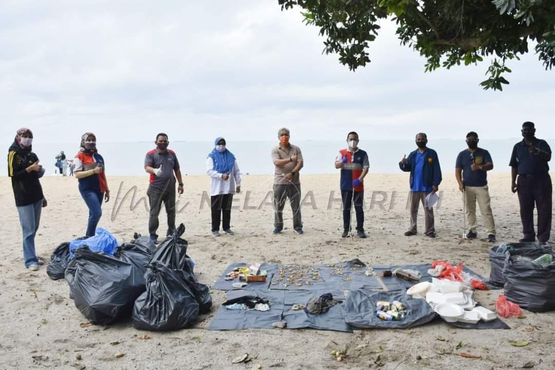 Kutip 53 kg sampah di Pantai Pengkalan Balak
