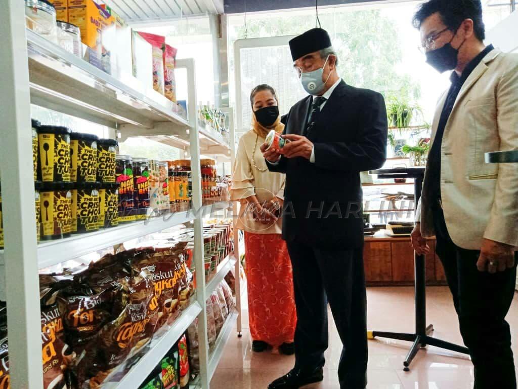 Tun Mohd Ali melawat cawangan kedua DMmart di Jalan Hang Tuah