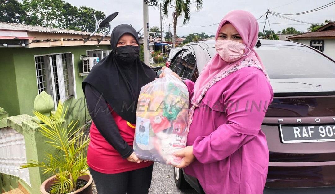 COVID: Puteri UMNO Melaka turun padang salur bantuan kepada penduduk