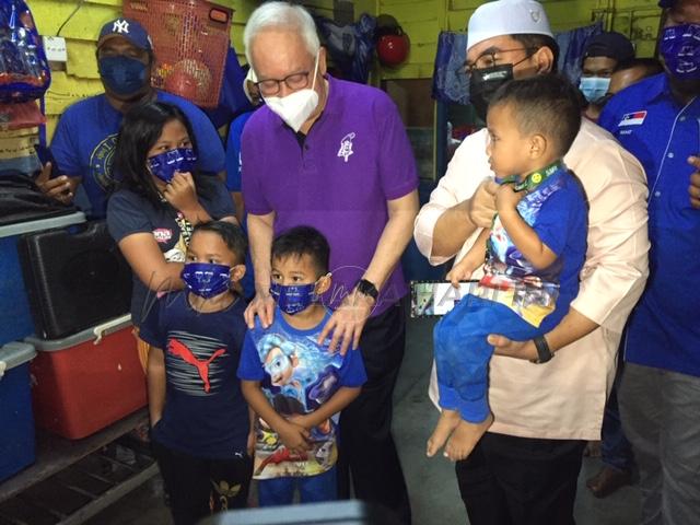 Mangsa banjir terharu bekas PM datang melawat