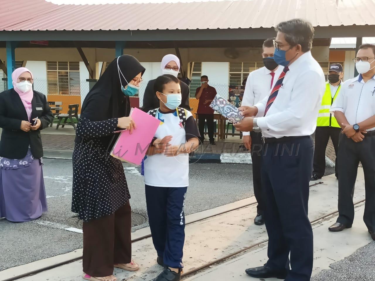 3,000 pelajar, murid mula sesi persekolahan bersemuka hari ini