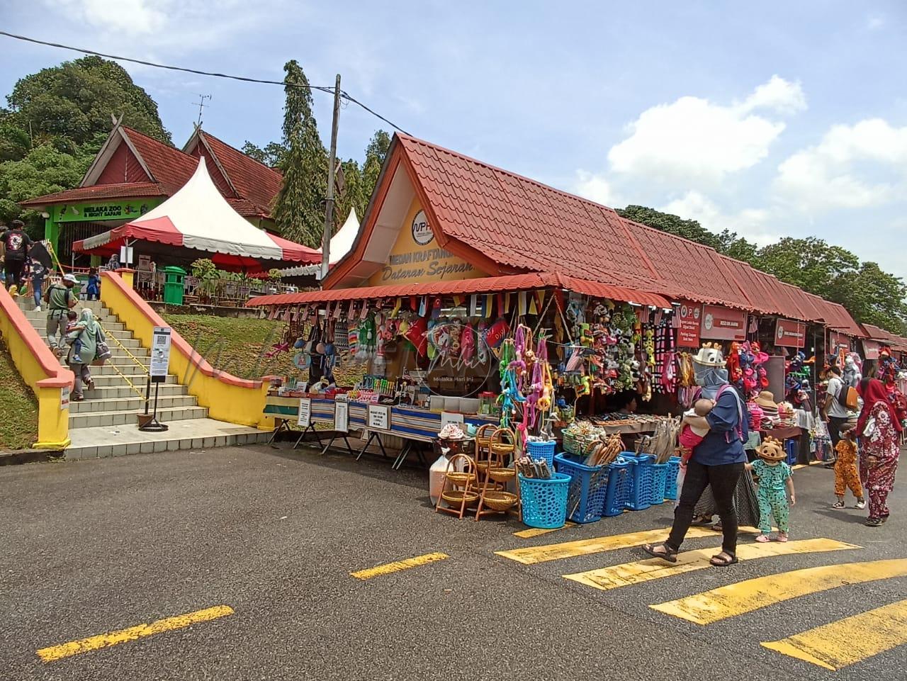 Ribuan pengunjung serbu Zoo Melaka