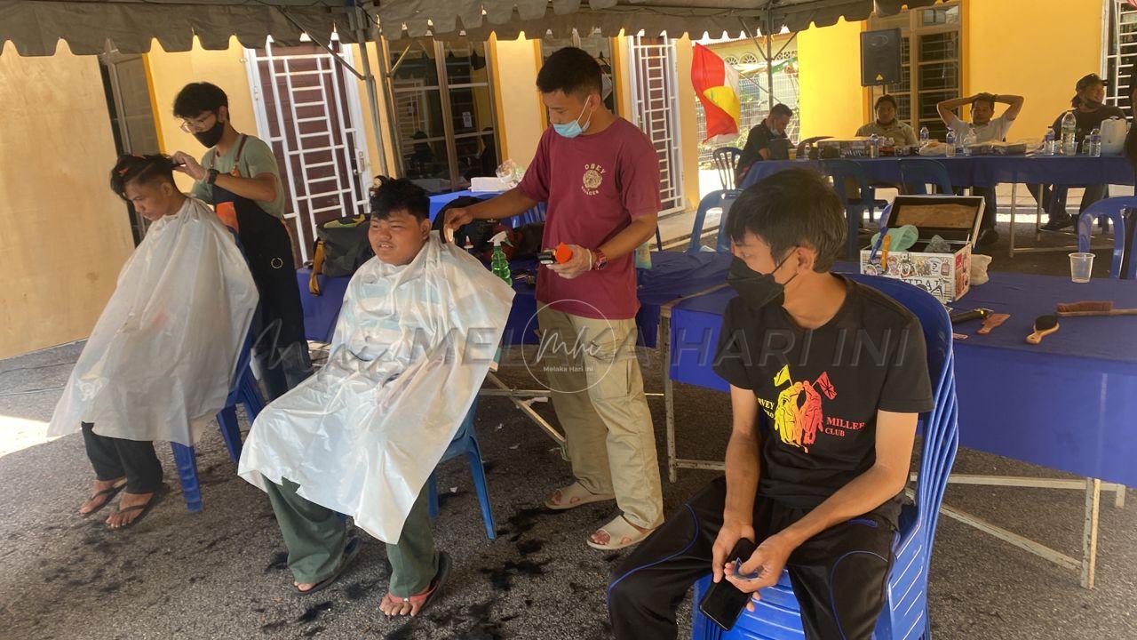 100 pelajar sekolah dapat gunting rambut percuma