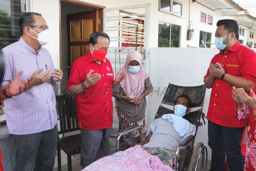 Ahmad Maslan santuni rakyat Pengkalan Batu