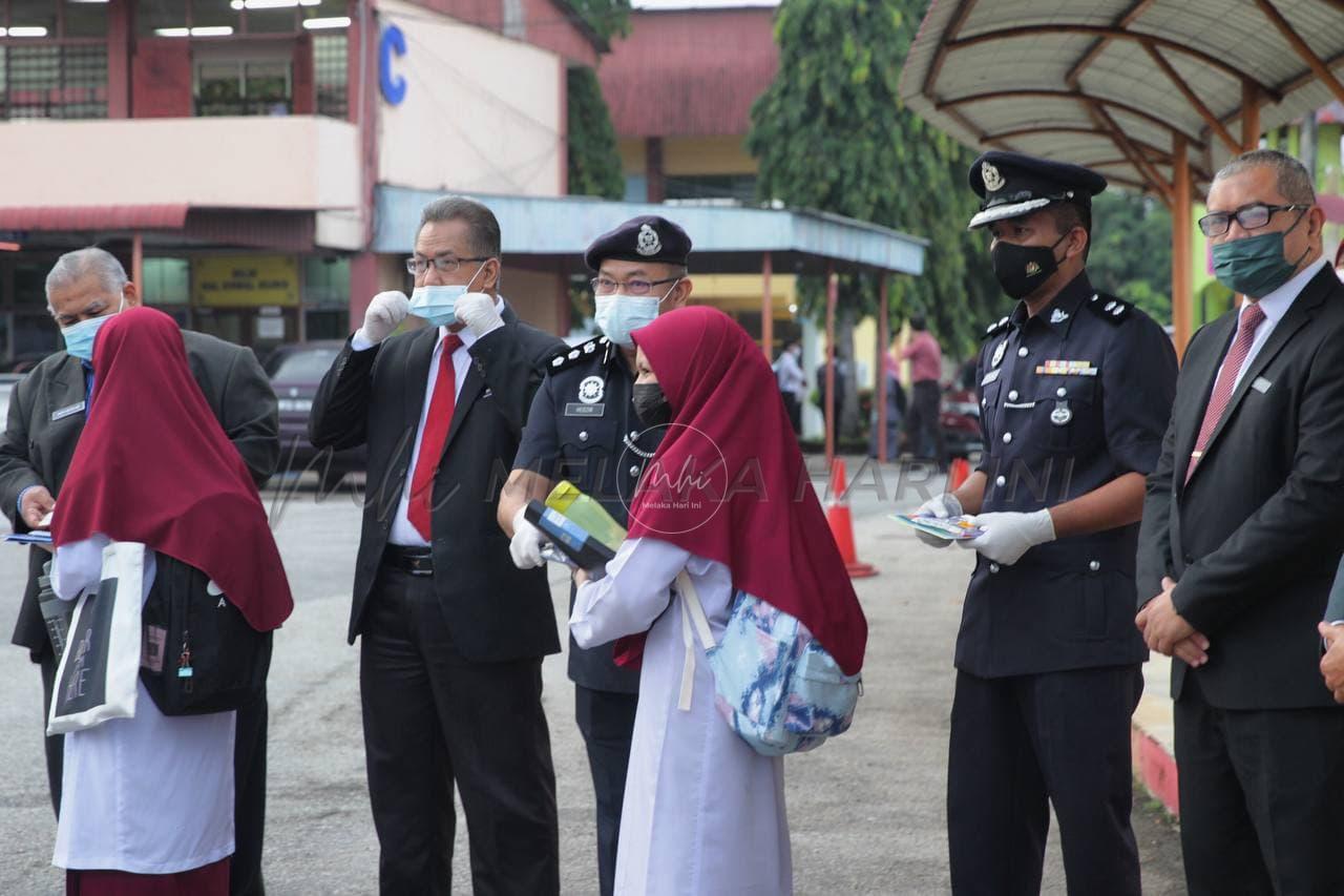 Ibu bapa teruja, pelajar bersemangat ke sekolah