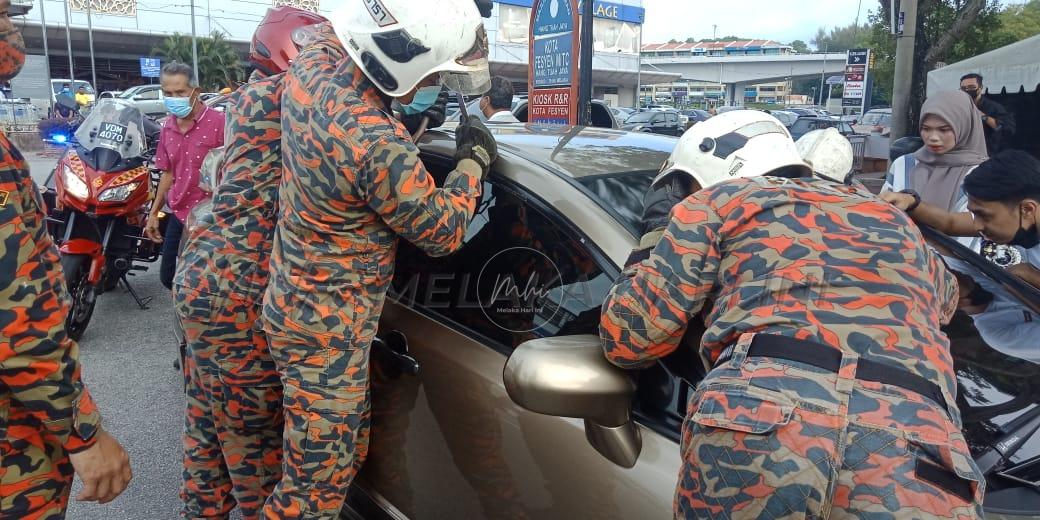Dua kanak-kanak dalam kereta terkunci diselamatkan