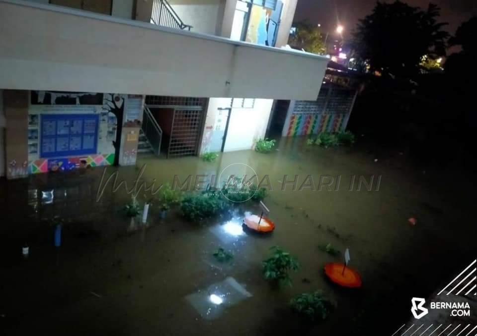 Bomba selamatkan 32 guru, murid terperangkap banjir