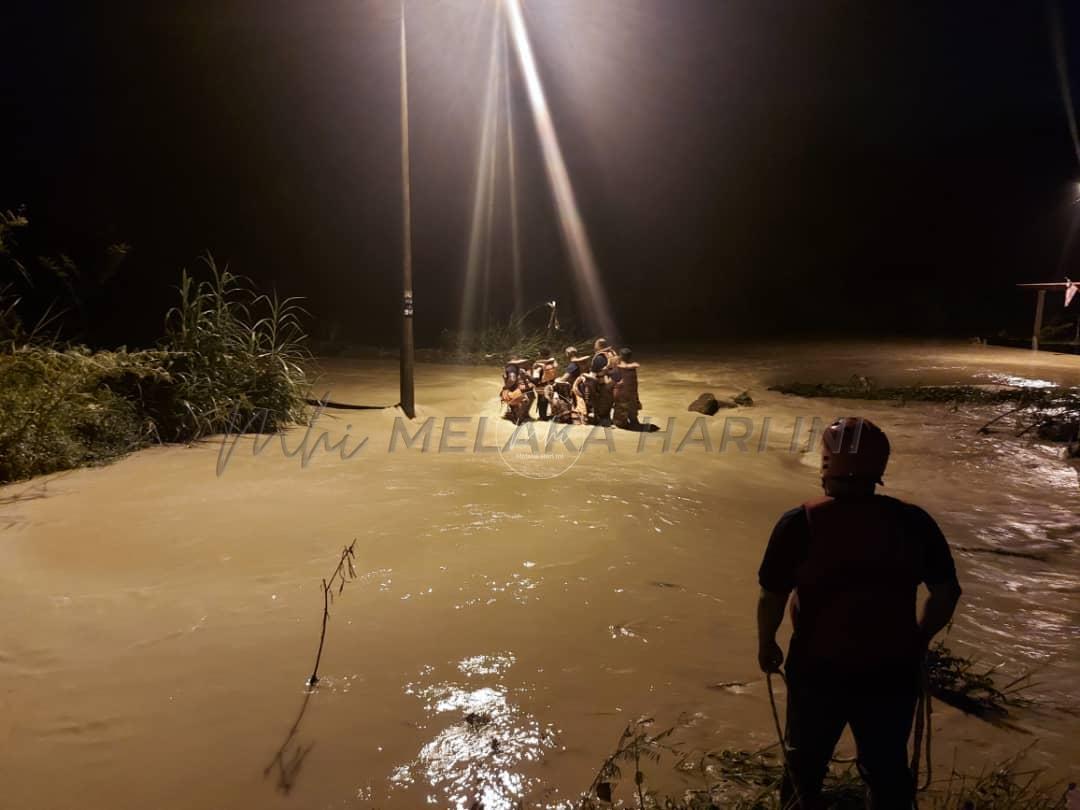 Banjir kilat: Bomba selamatkan wanita, kanak-kanak