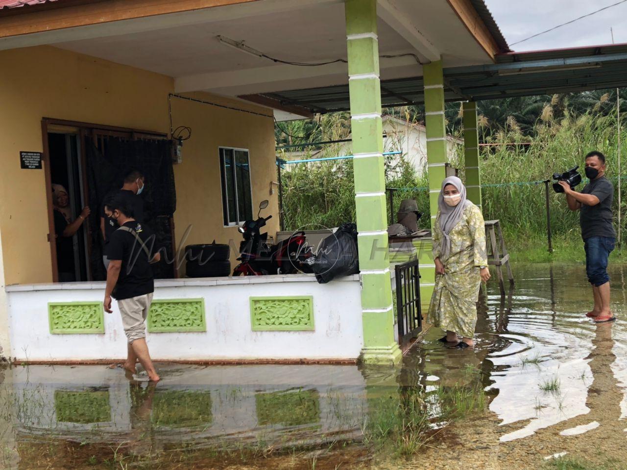 Berbaju kurung bukan halangan harung banjir