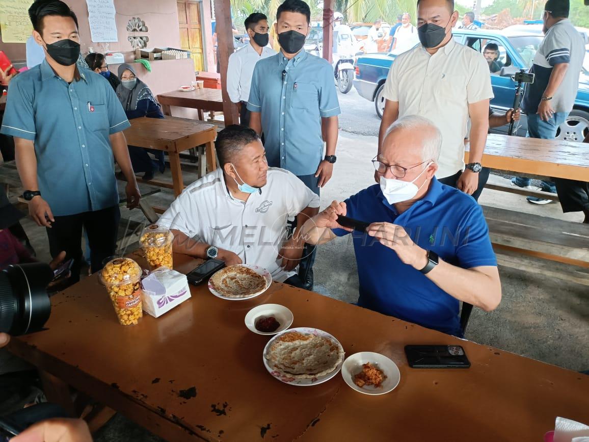 ‘Bossku’ santuni penduduk Kampung Balik Batu