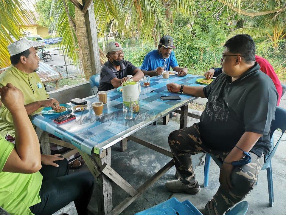 Ab Rauf singgah santai dengan penduduk Kampung Balik Batu