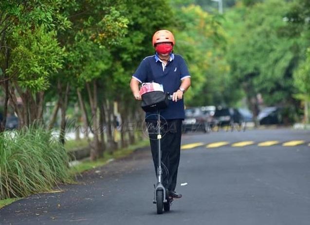 Adly tunggang skuter edar risalah kempen