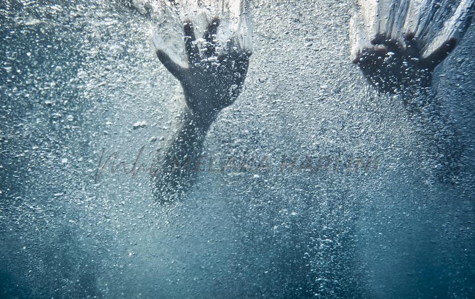 Hands underwater