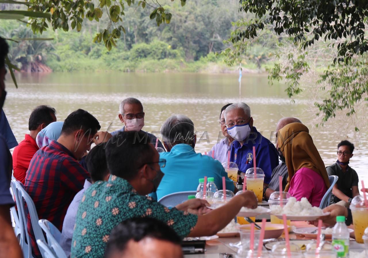 PM bersantai di kafe tepi tasik