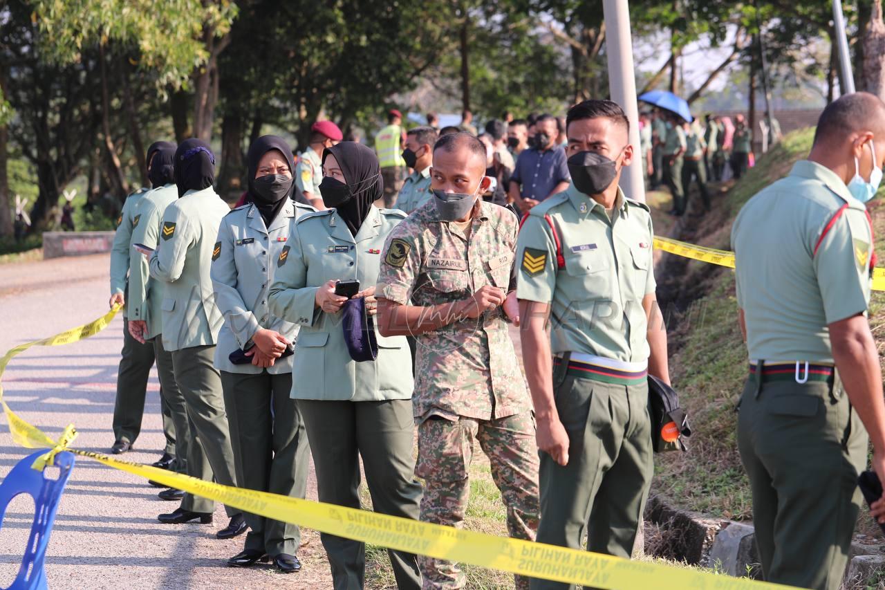 Panglima Tentera Darat mengundi awal di Kem Muara Tuang