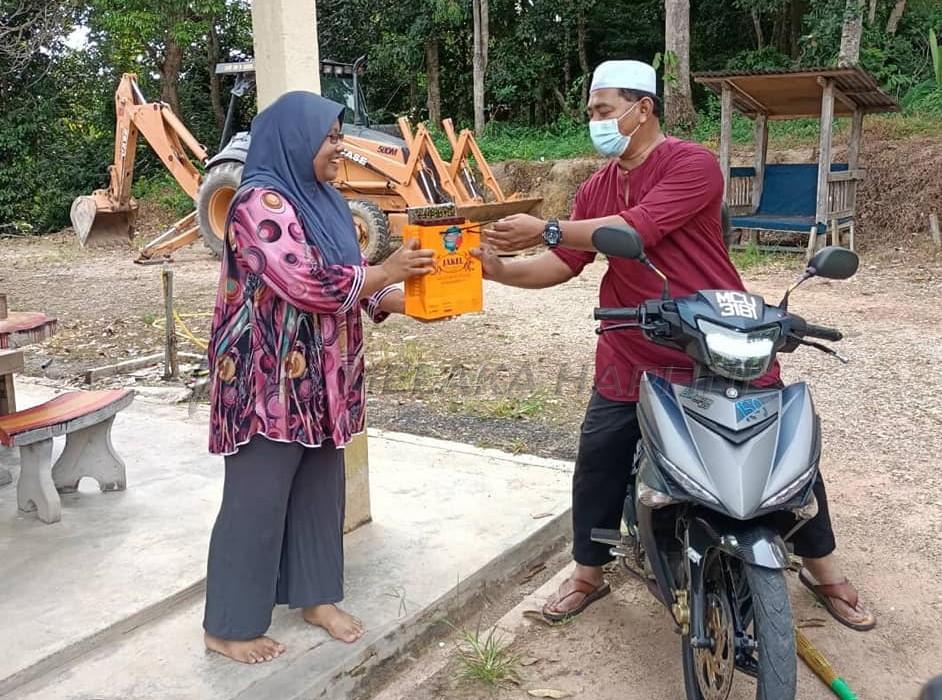 Ayer Molek: Naik motosikal, cari masalah rakyat