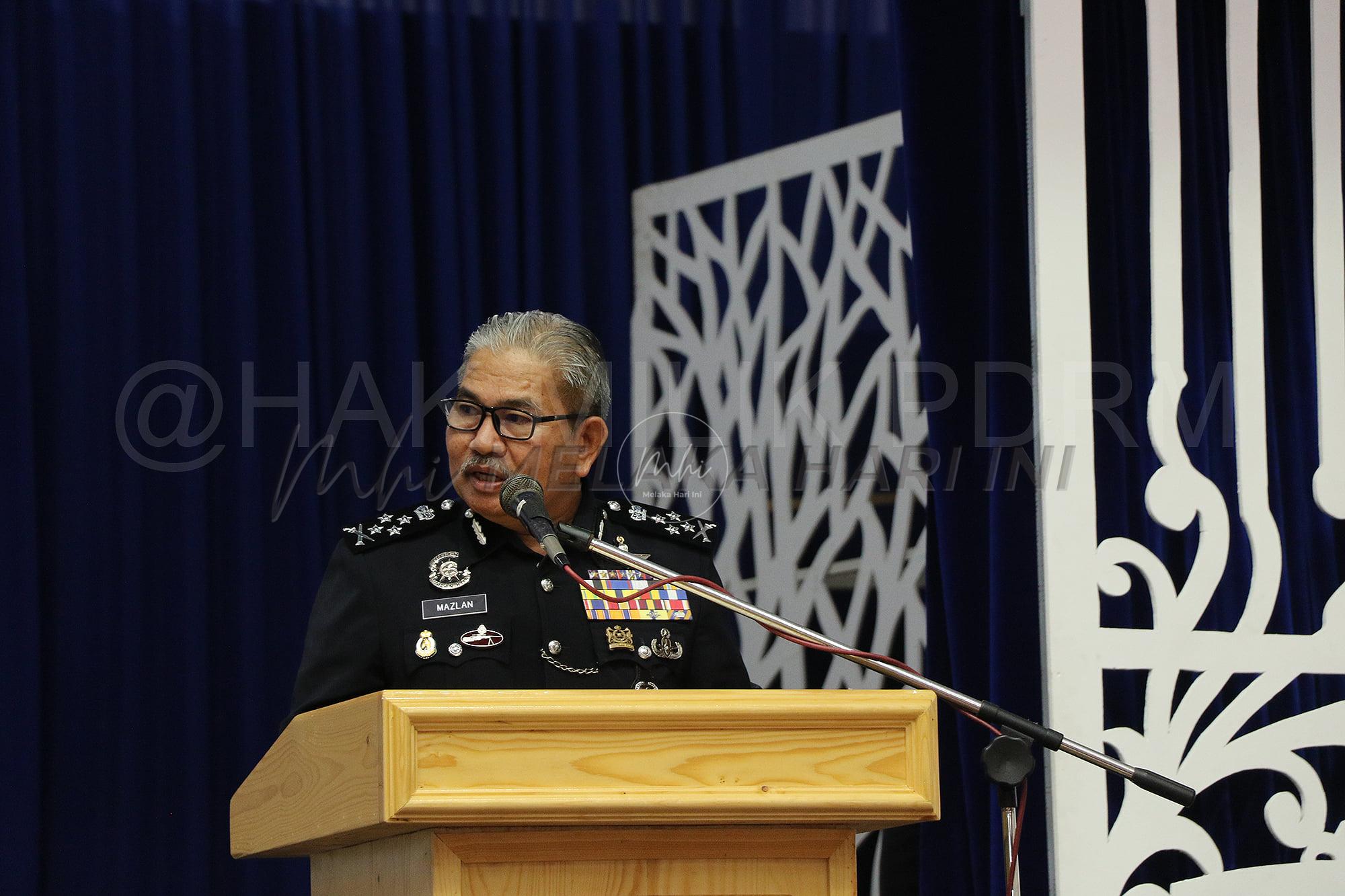 Mazlan dahului terima darjah, pingat polis daripada Agong