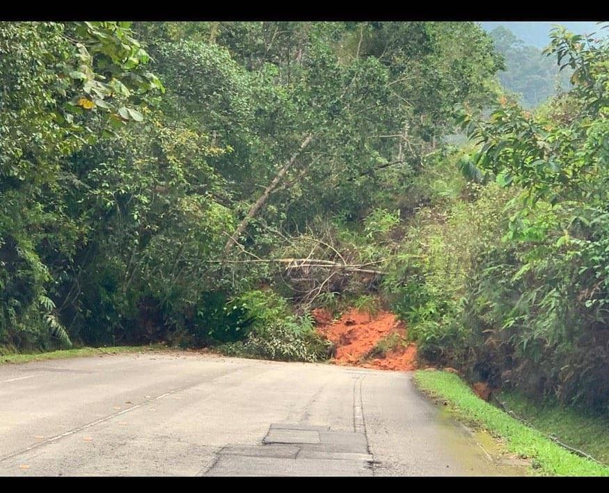 Dua kenderaan dipercayai tertimbus dalam kejadian tanah runtuh di Simpang Pulai-Cameron Highlands