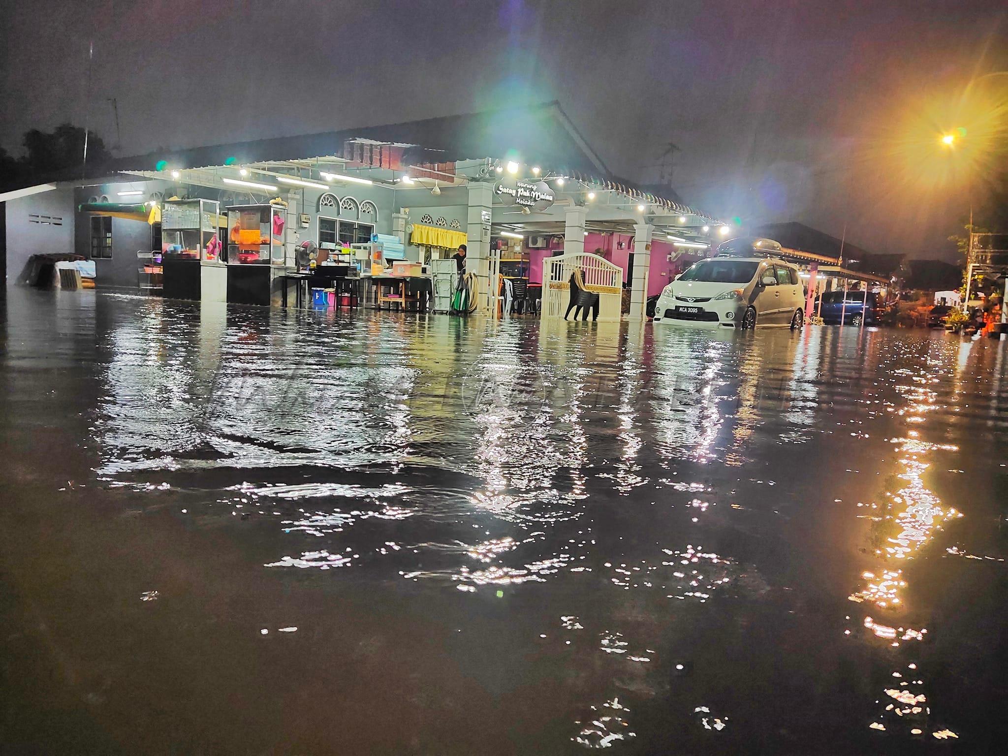 Melaka dilanda banjir kilat