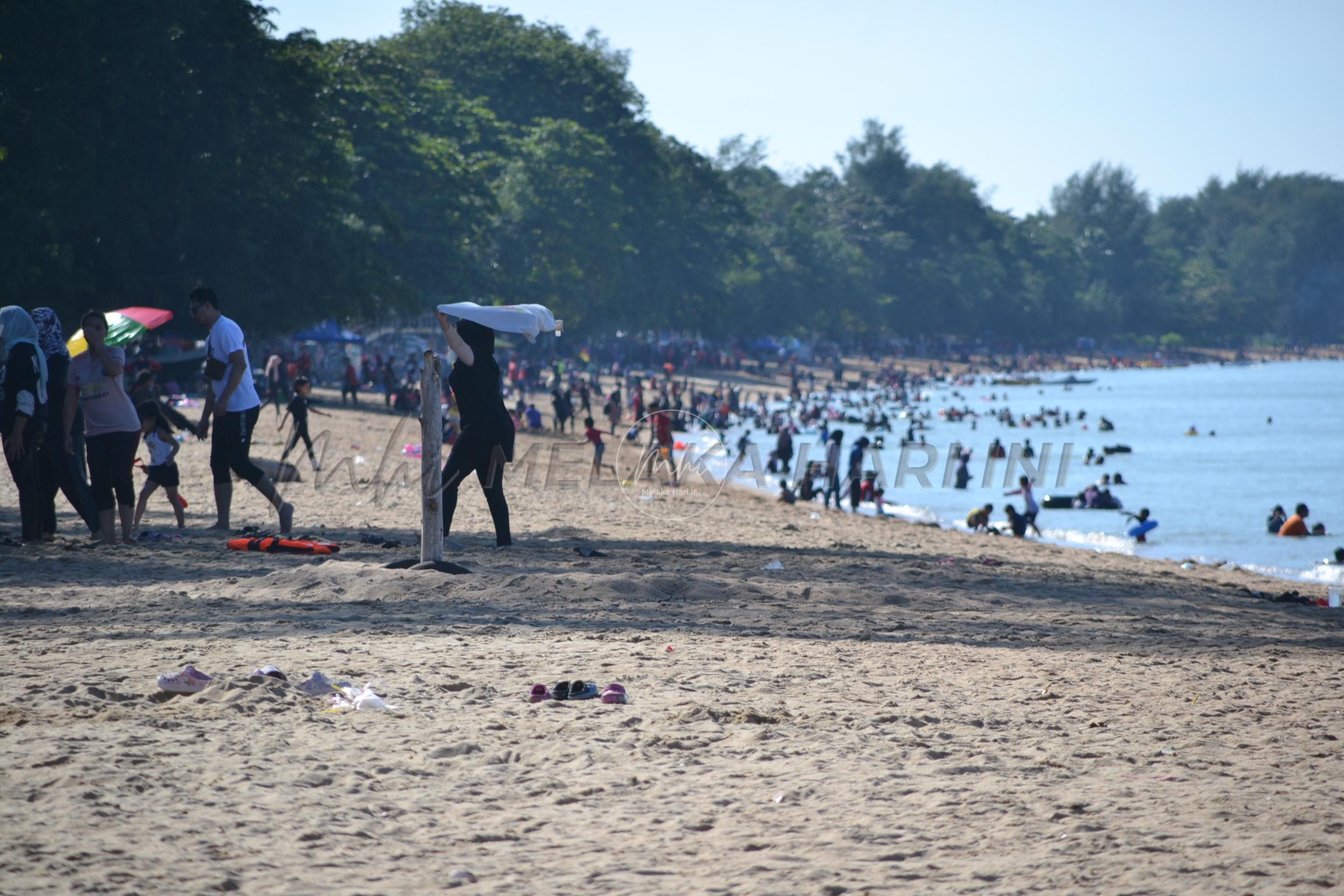 Pengunjung Pantai Pengkalan Balak elak sesak hujung minggu