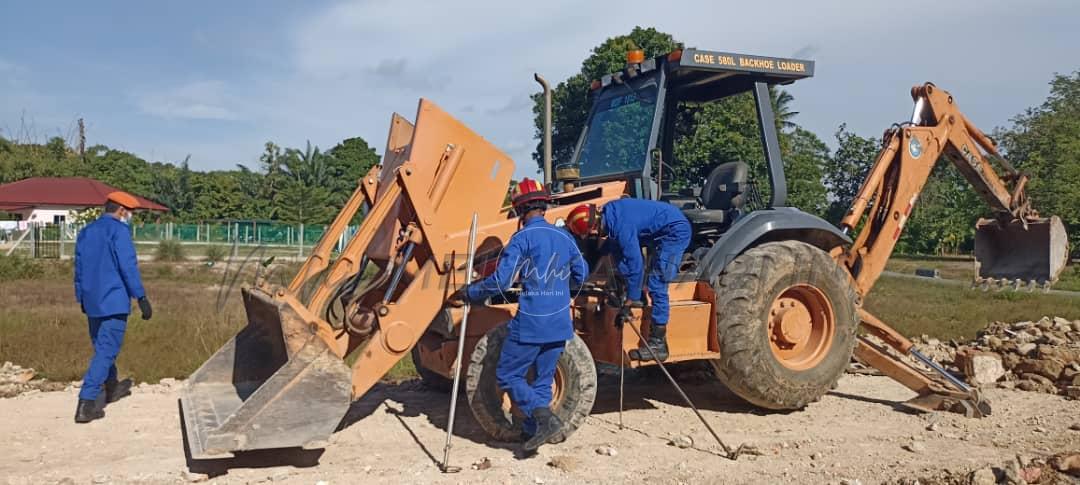 Ular rusuk kerbau masuk enjin jengkaut