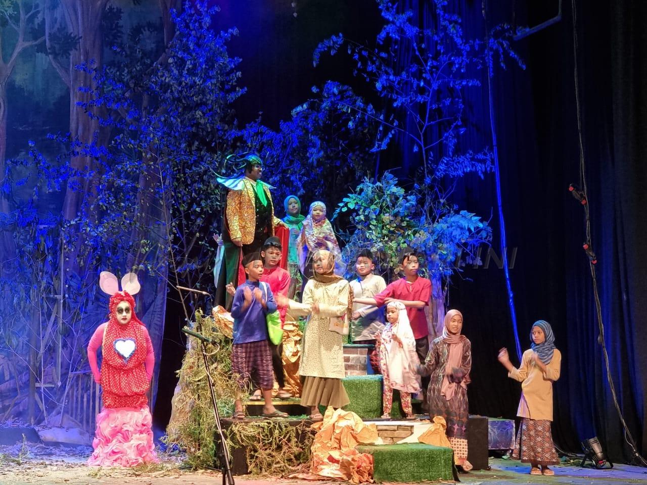 Teater ‘Tu Hantu Hantu’ menghiburkan, penuh sindiran