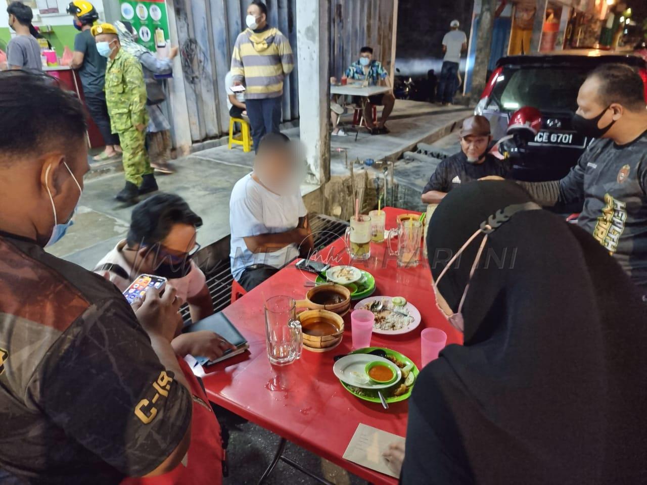 Selamba hisap rokok di kedai makan, lapan lelaki dikompaun