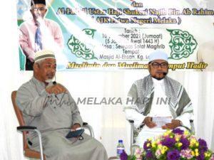 Halim (kiri) berkata sesuatu sambil diperhatikan Mohd Zaid pada Forum Bicara Mufti Akidah Menyatukan Ummah di Masjid al-Ehsan, Kampung Londang, Masjid Tanah.