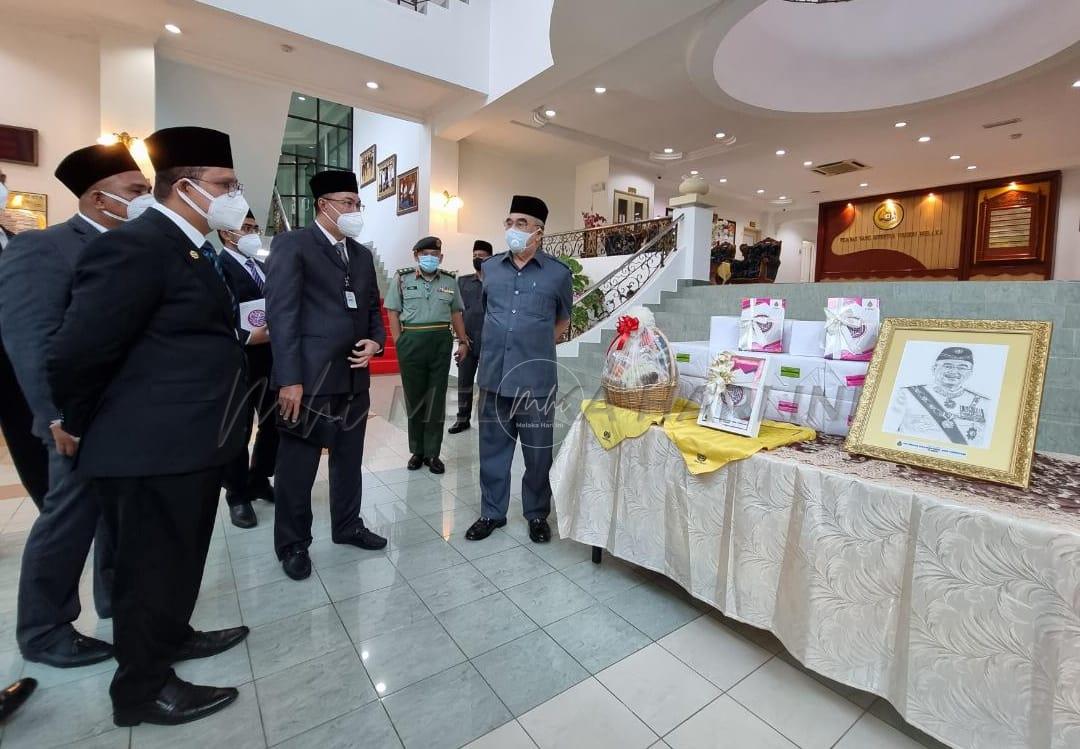 TYT terima 500 naskhah Al-Quran wakaf, agih seluruh Melaka