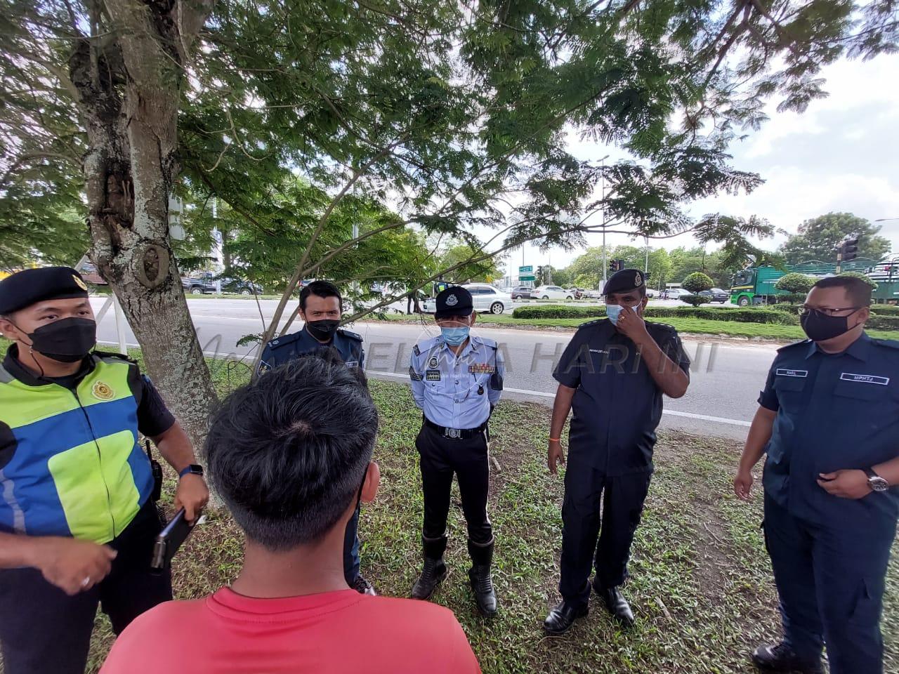 15 penjual, pembeli jeruk mangga di lampu isyarat kena saman