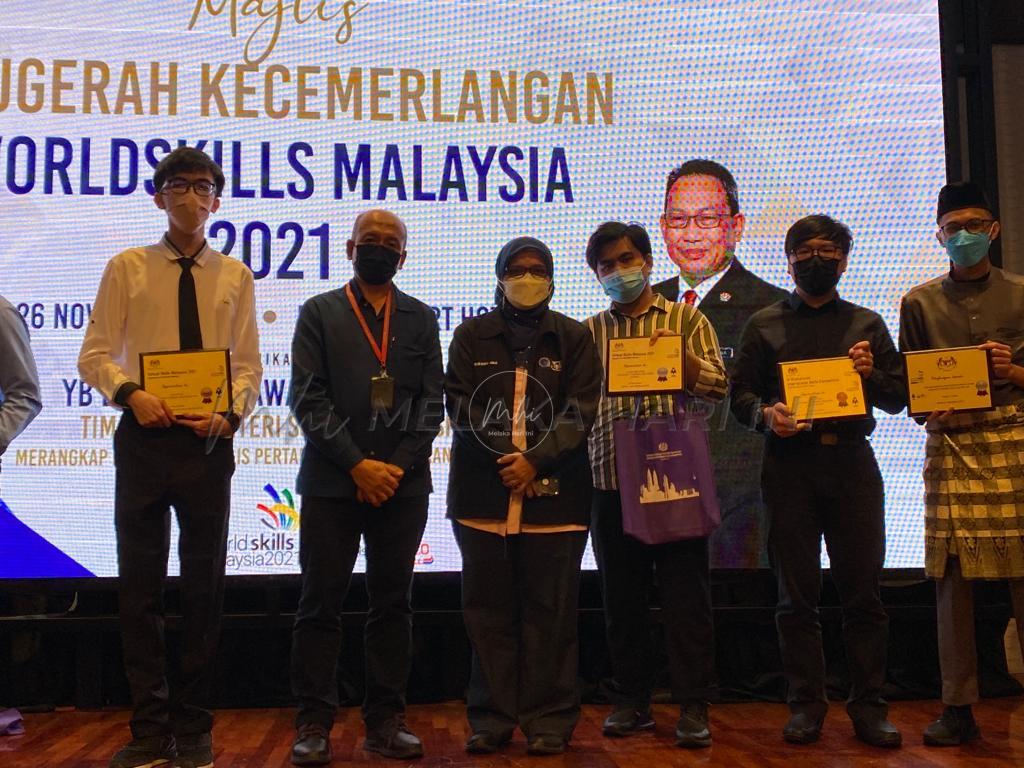 Empat Mahasiswa UTeM rangkul anugerah di WorldSkills Malaysia 2021