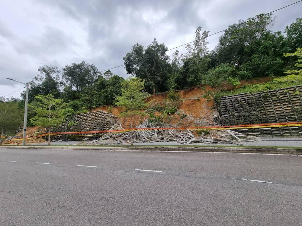 Tanah runtuh di Taman Belimbing Setia