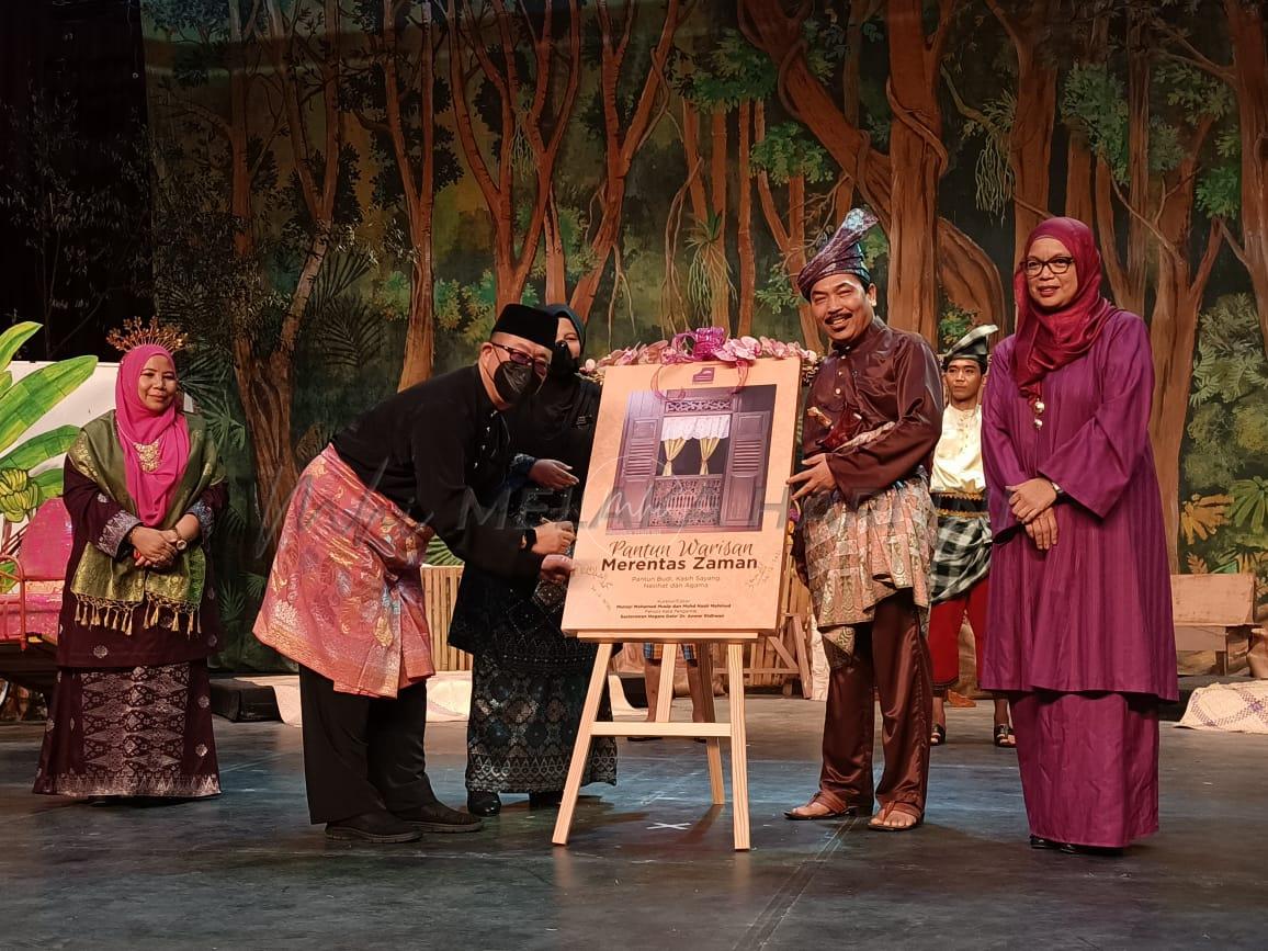 Melaka hasrat terbit buku pantun dalam tiga bahasa
