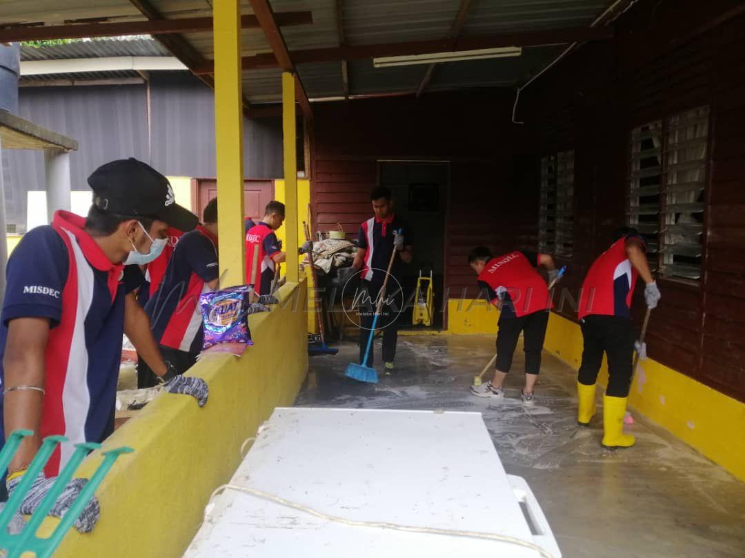 184 warga MISDEC bantu cuci rumah, surau terkesan banjir