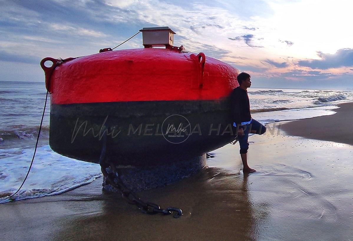 Penemuan objek asing di Pantai Geting adalah boya