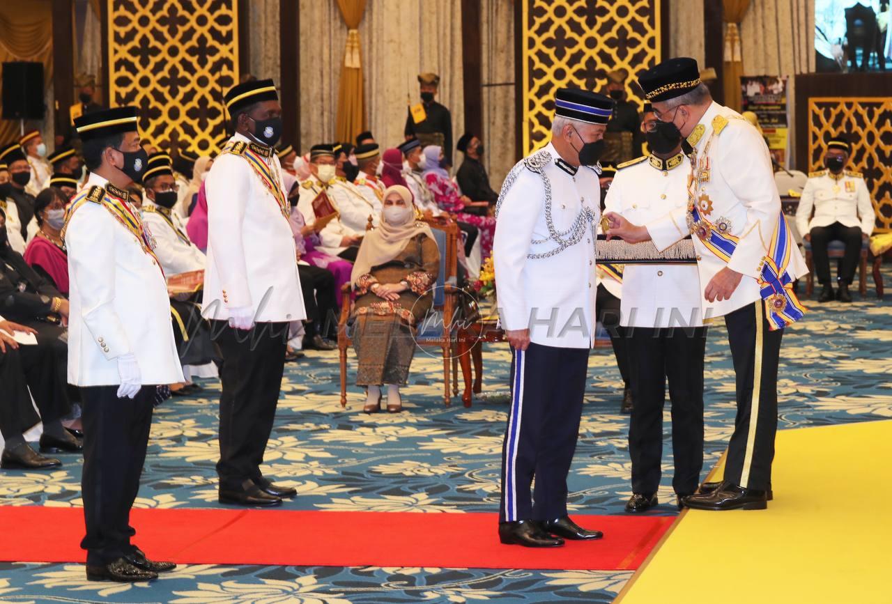 Acryl Sani, Zamrose dahului penerima pingat darjah kebesaran Melaka