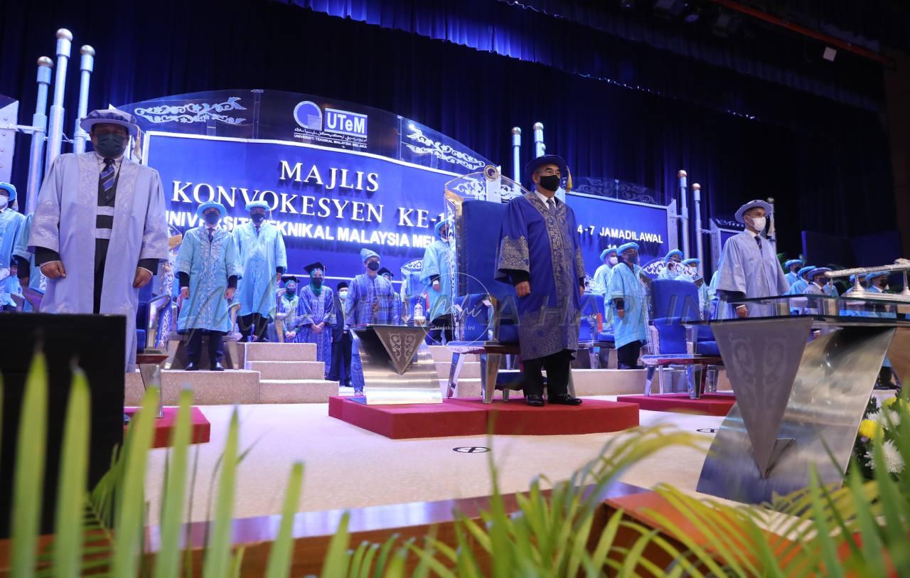 213 graduan UTeM terima anugerah sesi pertama