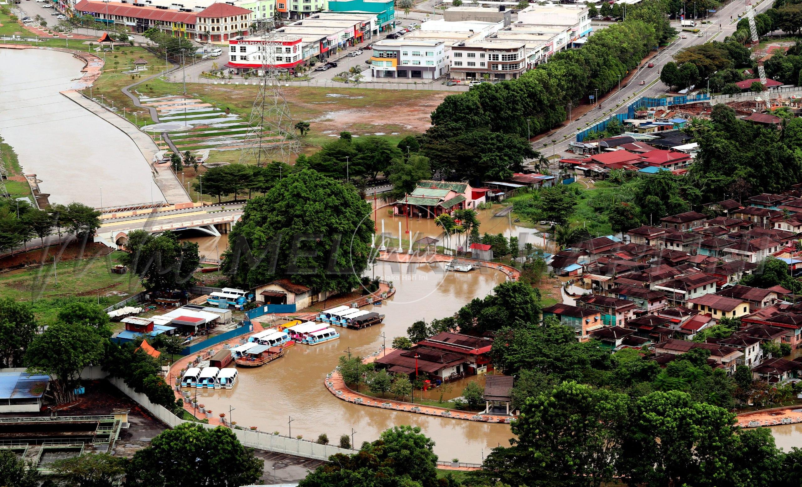 Paras air Sungai Melaka di tahap bahaya pagi ini