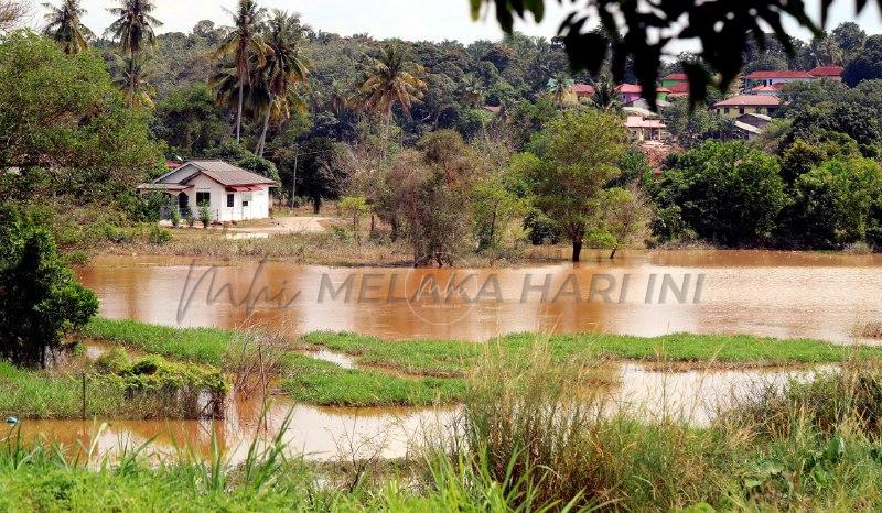 Banjir: Hanya sempat selamatkan keluarga, 80 peratus barangan rumah rosak