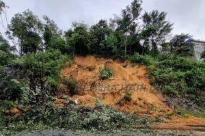 Tanah runtuh1