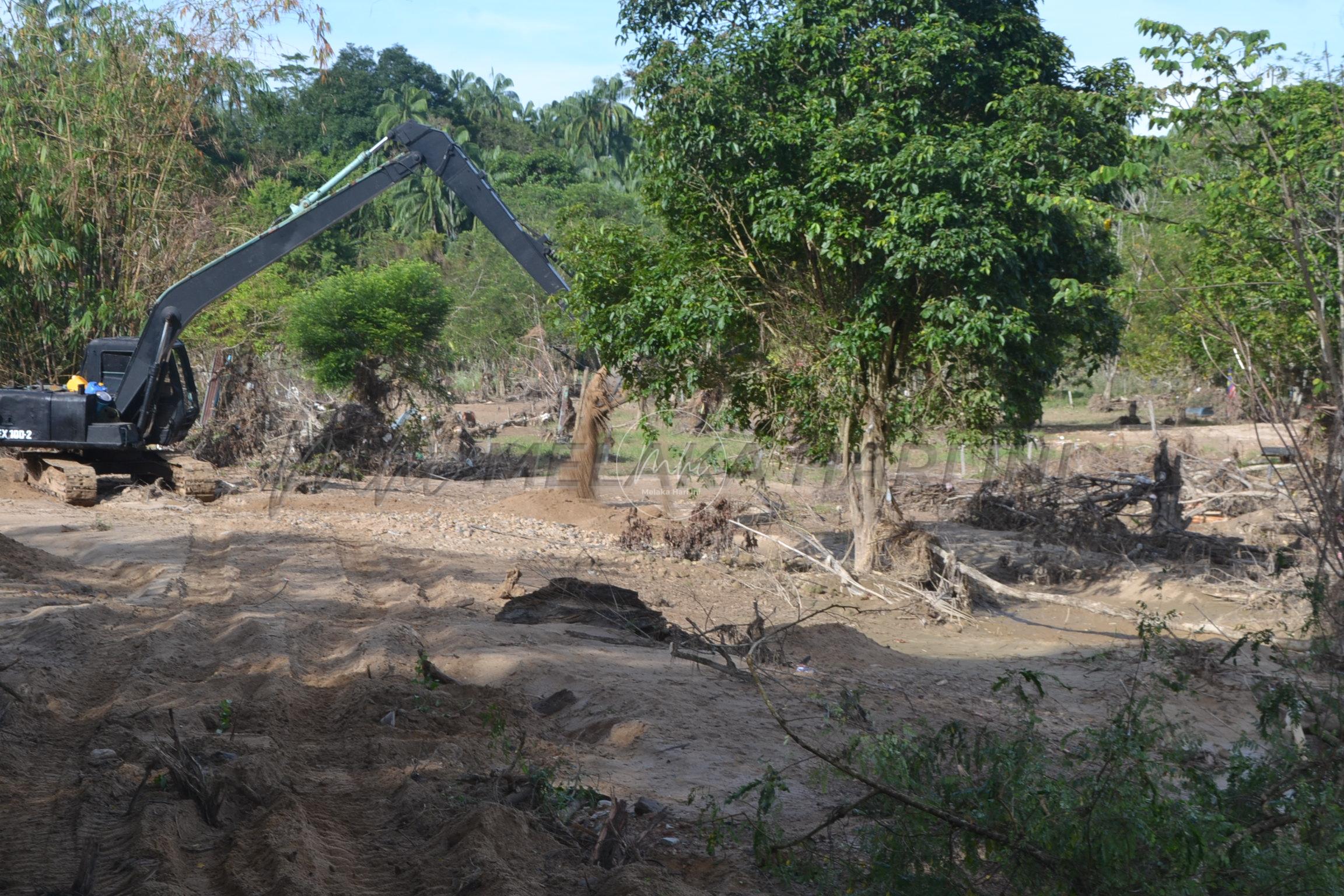 Baik pulih tebing runtuh elak banjir berulang