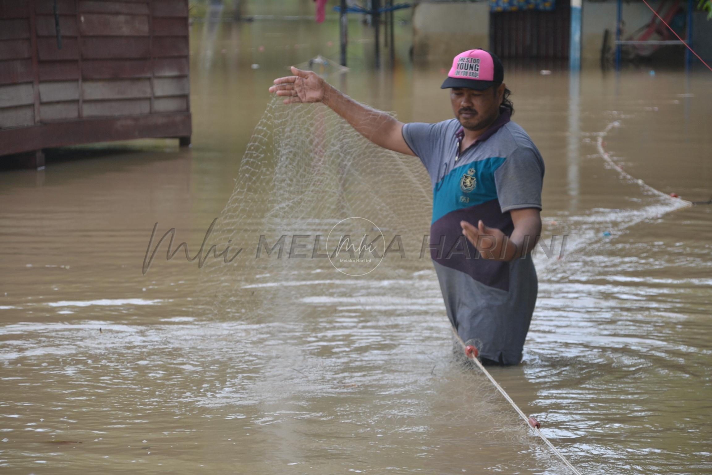 Banjir: Tak dapat turun sungai, nelayan menjaring di darat